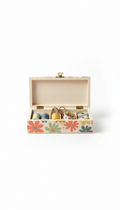 Vintage-inspired sewing kit